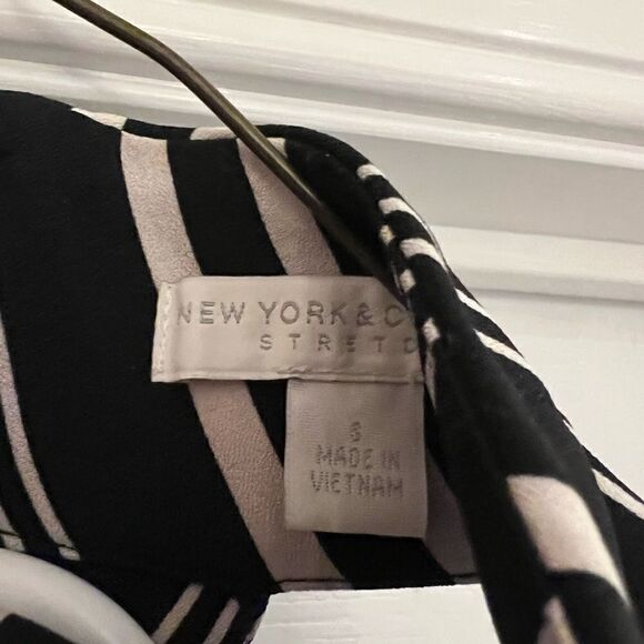 New York & Co striped navy and white halter style jumpsuit size small - Picture 4 of 10
